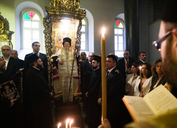 Εγκάρδια συνάντηση του πρωθυπουργού με τον Οικουμενικό Πατριάρχη στην ιστορική Θεολογική Σχολή της Χάλκης