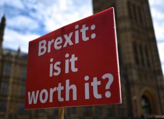 Οι βουλευτές απέρριψαν με συντριπτική πλειοψηφία το ενδεχόμενο δεύτερου δημοψηφίσματος