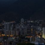Η ηλεκτροδότηση αρχίζει να αποκαθίσταται μετά τη διακοπή που παρέλυσε τη Βενεζουέλα Στο σκοτάδι βυθίστηκε η Βενεζουέλα - Η κυβέρνηση καταγγέλλει «σαμποτάζ»