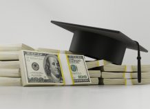 Η απρόσμενη δωρεά ενός δισεκατομμυριούχου ανακινεί το θέμα των φοιτητικών δανείων που «πνίγουν» χιλιάδες νέους Η απρόσμενη δωρεά ενός δισεκατομμυριούχου ανακινεί το θέμα των φοιτητικών δανείων που "πνίγουν" χιλιάδες νέους
