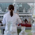 Ο μέσος άνθρωπος τρώει έως 121.000 μικροπλαστικά σωματίδια τον χρόνο