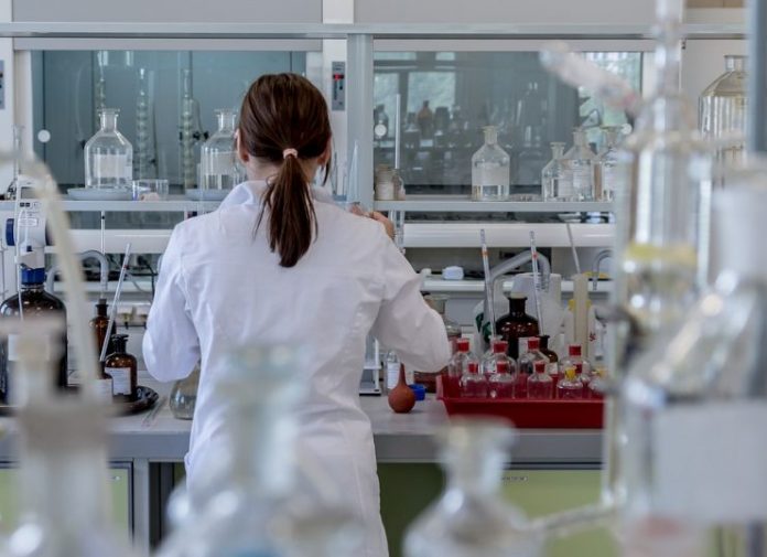 Ο μέσος άνθρωπος τρώει έως 121.000 μικροπλαστικά σωματίδια τον χρόνο