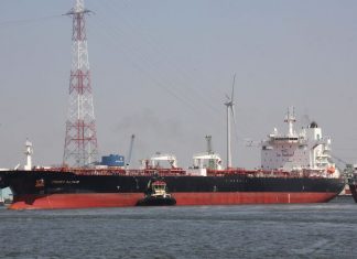 Το δεξαμενόπλοιο Front Altair βυθίστηκε μετά από επίθεση που δέχθηκε στον κόλπο του Ομάν