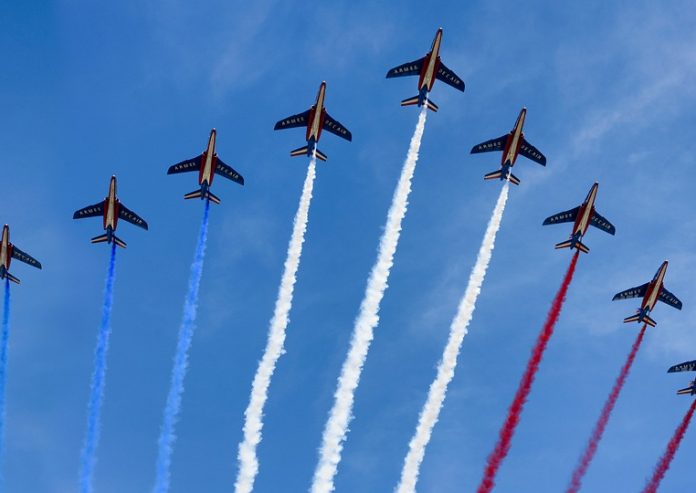 Επεισόδια μεταξύ αστυνομικών και διαδηλωτών στην λεωφόρο των Ηλυσίων Πεδίων Επεισόδια μεταξύ αστυνομικών και διαδηλωτών στην λεωφόρο των Ηλυσίων Πεδίων