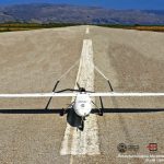 Ανοίγει ο δρόμος κατασκευής «Drones» στην Ελλάδα αφού, όπως ανακοίνωσε η Υπηρεσία Πολιτικής Αεροπορίας, ολοκληρώθηκε η πρώτη πιστοποίηση «Συστημάτων μη Επανδρωμένων Αεροσκαφών - ΣμηΕΑ» από την αρμόδια Διεύθυνση Πτητικών Προτύπων της Αρχής Πολιτικής Αεροπορίας (ΑΠΑ), σε συνεργασία με το Αριστοτέλειο Πανεπιστήμιο Θεσσαλονίκης (ΑΠΘ). Πρόκειται για το πρωτοποριακό μη επανδρωμένο σύστημα «ΟURΑΝΟS» της εταιρείας ALTUS και η εν λόγω πιστοποίηση έρχεται ως συνέχεια στον δημιουργικό κύκλο που ξεκίνησε από τo 2016, όπου δημοσιεύτηκαν οι κανονισμοί για τα ΣμηΕΑ γνωστά ως «Drones». Οι κανονισμοί καθορίζουν τις διαδικασίες σε θέματα πιστοποίησης, ασφάλειας πτήσεων, δικαιωμάτων, υποχρεώσεων, περιορισμών και δυνατοτήτων, αλλά και σε θέματα ιδιωτικότητας, προστασίας προσωπικών δεδομένων, αστικής ευθύνης και προστασίας του πολίτη, τα οποία αντιμετωπίζονται κατά αρμοδιότητα. Το πεδίο των δραστηριοτήτων των ΣμηΕΑ είναι ιδιαίτερα ευρύ: Από τη λήψη φωτογραφιών και την κινηματογράφηση για προσωπική ή επαγγελματική χρήση, έως την εκτέλεση τοπογραφικών και γεωργικών εφαρμογών, αλλά και την εποπτεία κάθε μορφής εγκαταστάσεων. Αυτή η ποικιλομορφία δημιουργεί ένα δυναμικό περιβάλλον που είναι ιδιαίτερα απαιτητικό για τις προβλέψεις και τις διατάξεις των Κανονισμών. Ο σκοπός του κανονιστικού πλαισίου είναι να αναπτυχθεί ο κλάδος των προϊόντων και υπηρεσιών των «Drones» χωρίς εμπόδια, αλλά με καθιέρωση κανόνων και χωρίς γραφειοκρατικές διαδικασίες. O διοικητής της ΥΠΑ, Κωνσταντίνος Λιντζεράκος, παραδίδοντας το 1ο Πιστοποιητικό, δήλωσε πως μετά την ολοκλήρωση της διαδικασίας του νομοθετικού έργου, πραγματοποιήθηκε η πιστοποίηση του πρώτου ελληνικής κατασκευής Συστήματος μη Επανδρωμένου Αεροσκάφους και ανοίγει ένας νέος δρόμος στον χώρο των κατασκευών ΣμηΕΑ- Drone και της ανάπτυξης του τομέα. Και πρόσθεσε: «Η συνεργασία με τoν ιδιωτικό τομέα και το ΑΠΘ ήταν εξαιρετική και πραγματικά τα αποτελέσματα είναι αξιοζήλευτα. Η υπηρεσία συνεχίζει το έργο της με συνεργασίες, παράλληλα και με τα πανεπιστήμια Πάτρας και Αθήνας, ενώ ενσωματώνει όλους τους ευρωπαϊκούς κανονισμούς». Από την πλευρά του, ο διευθύνων σύμβουλος της Altus, Ζαχαρίας Σαρρής, αμέσως μετά την παραλαβή του πιστοποιητικού, σχολίασε: «Με την ολοκλήρωση της διαδικασίας πιστοποίησης του Μη Επανδρωμένου Συστήματος "ΟURΑΝΟS" αποδεικνύουμε τις δυνατότητες που έχουμε στην Ελλάδα για την αξιόπιστη κατασκευή, ανάπτυξη και ασφαλή λειτουργία Drones σε πολλές εμπορικές εφαρμογές, ανοίγοντας ένα μεγάλο δρόμο επιχειρηματικών ευκαιριών για τις ελληνικές εταιρείες στην Ελλάδα και το εξωτερικό. Τέλος, θα θέλαμε να ευχαριστήσουμε την Αρχή Πολιτικής Αεροπορίας και ιδιαίτερα τον διοικητή, κ. Κωνσταντίνο Λιντζεράκο, καθώς και το εργαστήριο Μηχανικής Ρευστών και Στροβιλομηχανών του Τμήματος Μηχανολόγων Μηχανικών του ΑΠΘ και ιδιαίτερα την ομάδα του καθηγητή Κύρου Υάκινθου για την άριστη συνεργασία η οποία ανέδειξε τις δυνατότητες και τα οφέλη που προκύπτουν από τη σύμπραξη του ακαδημαϊκού, δημοσίου και ιδιωτικού τομέα».