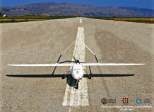 Ανοίγει ο δρόμος κατασκευής «Drones» στην Ελλάδα αφού, όπως ανακοίνωσε η Υπηρεσία Πολιτικής Αεροπορίας, ολοκληρώθηκε η πρώτη πιστοποίηση «Συστημάτων μη Επανδρωμένων Αεροσκαφών - ΣμηΕΑ» από την αρμόδια Διεύθυνση Πτητικών Προτύπων της Αρχής Πολιτικής Αεροπορίας (ΑΠΑ), σε συνεργασία με το Αριστοτέλειο Πανεπιστήμιο Θεσσαλονίκης (ΑΠΘ). Πρόκειται για το πρωτοποριακό μη επανδρωμένο σύστημα «ΟURΑΝΟS» της εταιρείας ALTUS και η εν λόγω πιστοποίηση έρχεται ως συνέχεια στον δημιουργικό κύκλο που ξεκίνησε από τo 2016, όπου δημοσιεύτηκαν οι κανονισμοί για τα ΣμηΕΑ γνωστά ως «Drones». Οι κανονισμοί καθορίζουν τις διαδικασίες σε θέματα πιστοποίησης, ασφάλειας πτήσεων, δικαιωμάτων, υποχρεώσεων, περιορισμών και δυνατοτήτων, αλλά και σε θέματα ιδιωτικότητας, προστασίας προσωπικών δεδομένων, αστικής ευθύνης και προστασίας του πολίτη, τα οποία αντιμετωπίζονται κατά αρμοδιότητα. Το πεδίο των δραστηριοτήτων των ΣμηΕΑ είναι ιδιαίτερα ευρύ: Από τη λήψη φωτογραφιών και την κινηματογράφηση για προσωπική ή επαγγελματική χρήση, έως την εκτέλεση τοπογραφικών και γεωργικών εφαρμογών, αλλά και την εποπτεία κάθε μορφής εγκαταστάσεων. Αυτή η ποικιλομορφία δημιουργεί ένα δυναμικό περιβάλλον που είναι ιδιαίτερα απαιτητικό για τις προβλέψεις και τις διατάξεις των Κανονισμών. Ο σκοπός του κανονιστικού πλαισίου είναι να αναπτυχθεί ο κλάδος των προϊόντων και υπηρεσιών των «Drones» χωρίς εμπόδια, αλλά με καθιέρωση κανόνων και χωρίς γραφειοκρατικές διαδικασίες. O διοικητής της ΥΠΑ, Κωνσταντίνος Λιντζεράκος, παραδίδοντας το 1ο Πιστοποιητικό, δήλωσε πως μετά την ολοκλήρωση της διαδικασίας του νομοθετικού έργου, πραγματοποιήθηκε η πιστοποίηση του πρώτου ελληνικής κατασκευής Συστήματος μη Επανδρωμένου Αεροσκάφους και ανοίγει ένας νέος δρόμος στον χώρο των κατασκευών ΣμηΕΑ- Drone και της ανάπτυξης του τομέα. Και πρόσθεσε: «Η συνεργασία με τoν ιδιωτικό τομέα και το ΑΠΘ ήταν εξαιρετική και πραγματικά τα αποτελέσματα είναι αξιοζήλευτα. Η υπηρεσία συνεχίζει το έργο της με συνεργασίες, παράλληλα και με τα πανεπιστήμια Πάτρας και Αθήνας, ενώ ενσωματώνει όλους τους ευρωπαϊκούς κανονισμούς». Από την πλευρά του, ο διευθύνων σύμβουλος της Altus, Ζαχαρίας Σαρρής, αμέσως μετά την παραλαβή του πιστοποιητικού, σχολίασε: «Με την ολοκλήρωση της διαδικασίας πιστοποίησης του Μη Επανδρωμένου Συστήματος "ΟURΑΝΟS" αποδεικνύουμε τις δυνατότητες που έχουμε στην Ελλάδα για την αξιόπιστη κατασκευή, ανάπτυξη και ασφαλή λειτουργία Drones σε πολλές εμπορικές εφαρμογές, ανοίγοντας ένα μεγάλο δρόμο επιχειρηματικών ευκαιριών για τις ελληνικές εταιρείες στην Ελλάδα και το εξωτερικό. Τέλος, θα θέλαμε να ευχαριστήσουμε την Αρχή Πολιτικής Αεροπορίας και ιδιαίτερα τον διοικητή, κ. Κωνσταντίνο Λιντζεράκο, καθώς και το εργαστήριο Μηχανικής Ρευστών και Στροβιλομηχανών του Τμήματος Μηχανολόγων Μηχανικών του ΑΠΘ και ιδιαίτερα την ομάδα του καθηγητή Κύρου Υάκινθου για την άριστη συνεργασία η οποία ανέδειξε τις δυνατότητες και τα οφέλη που προκύπτουν από τη σύμπραξη του ακαδημαϊκού, δημοσίου και ιδιωτικού τομέα».