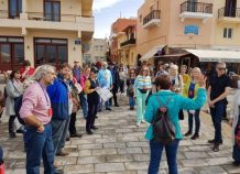 Μεγάλο ενδιαφέρον και πλήθος αιτήσεων για τις σχολές ξεναγών του υπουργείου Τουρισμού