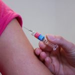 Οι εμβολιασμοί θα ξεκινήσουν την επόμενη μέρα που τα πρώτα εμβόλια φτάσουν στη χώρα μας